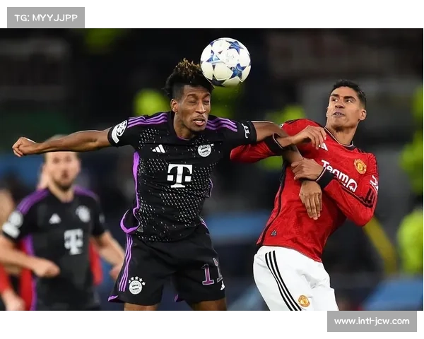 曼联欧冠主场热烈氛围 球迷助威成第十二人 曼联欧冠主场热烈氛围 球迷助威成第十二人