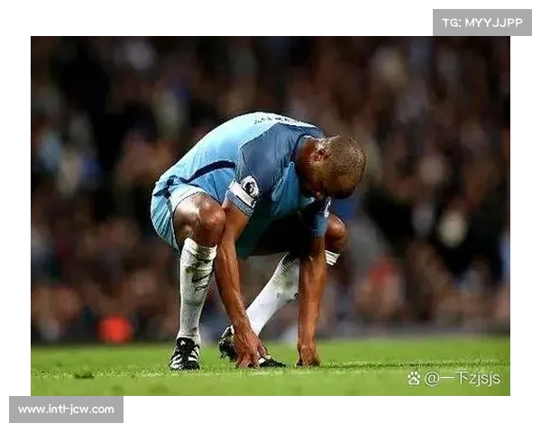 场边视角：伯恩利主帅孔帕尼在丢球后迅速向球员传递战术调整指令